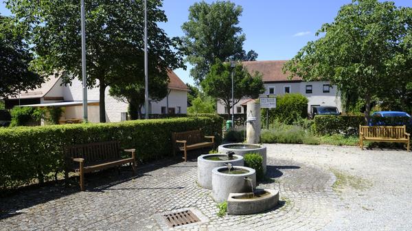 Der Brunnen in der Ortsmitte.