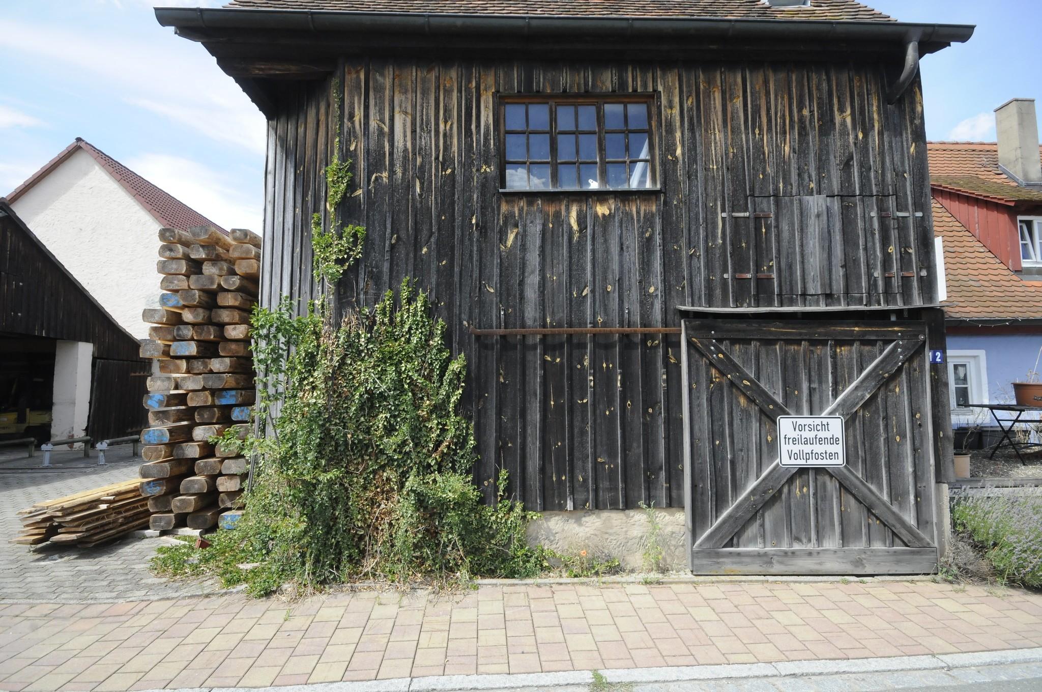 Oberreichenbach ist ein friedlicher Ort, allerdings gibt es hie und da auch Warnschilder.