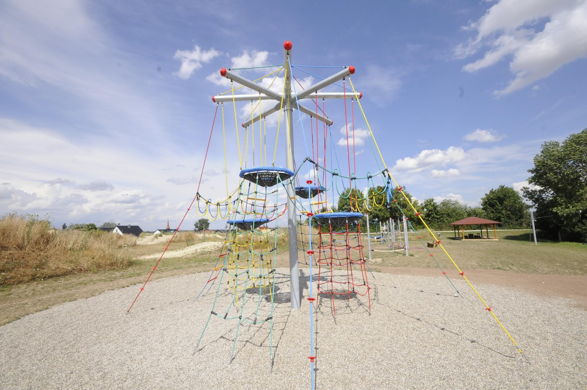 Neben dem neuen Baugebiet ist ein großer Spielplatz samt Dirtbike-Bahn angelegt worden.