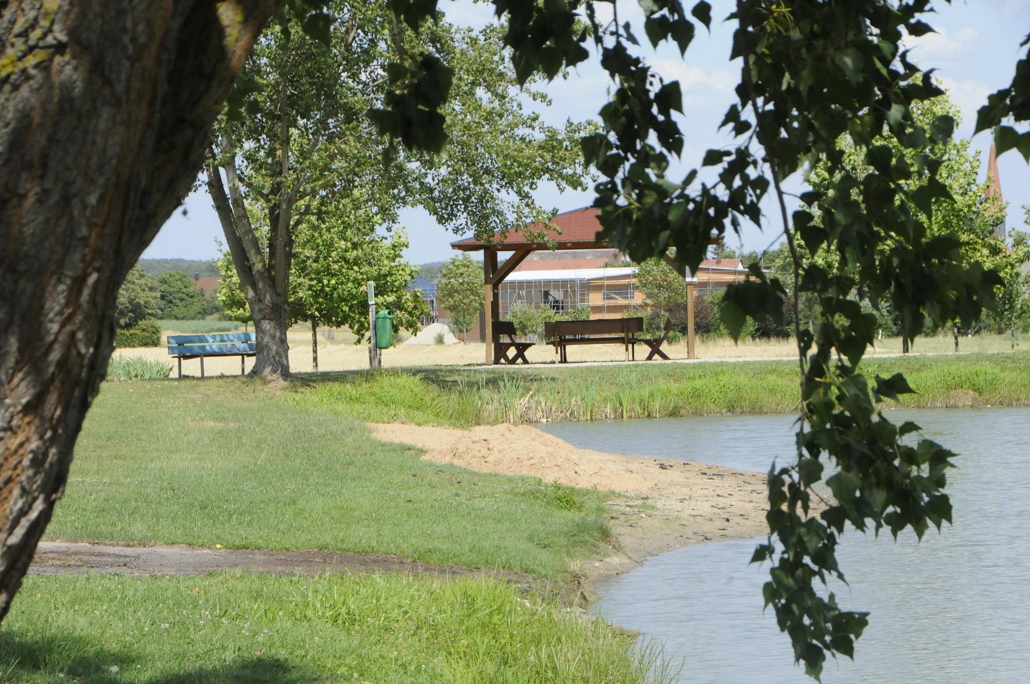 ... ein kleiner Sandstrand lockt trotzdem. 