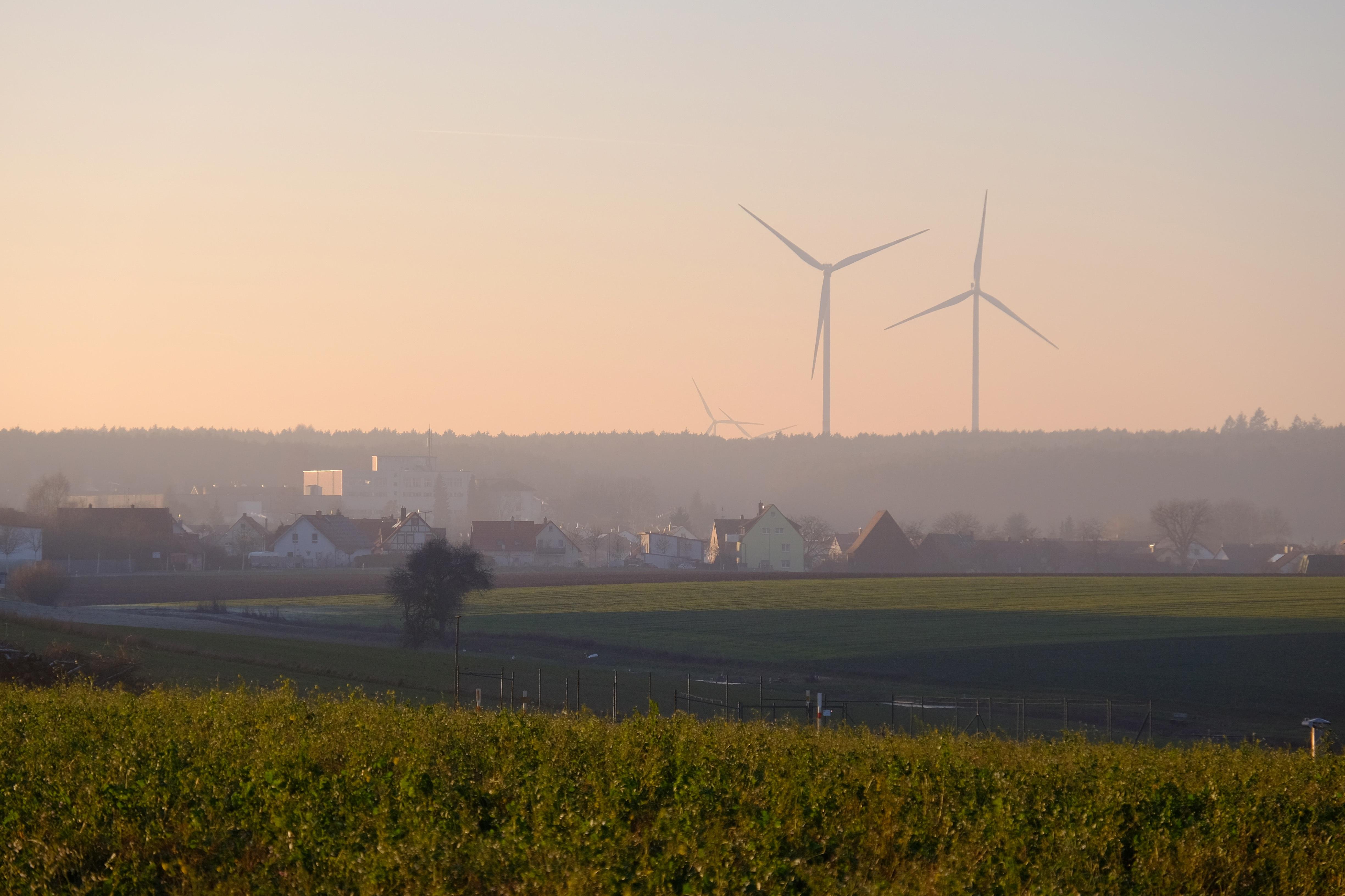 Oberreichenbach liegt abseits einer Hauptverkehrsstraße nördlich des Aurachtals. 