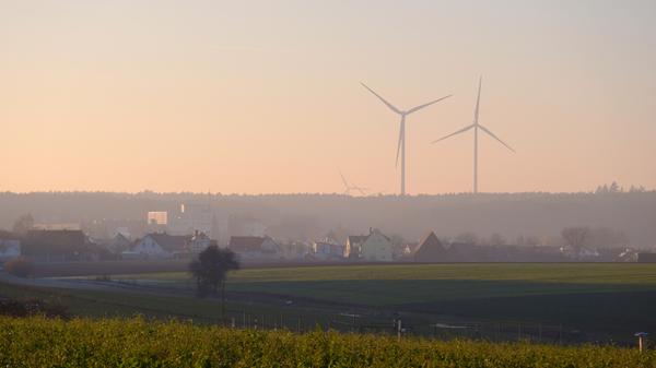 Oberreichenbach liegt abseits einer Hauptverkehrsstraße nördlich des Aurachtals.