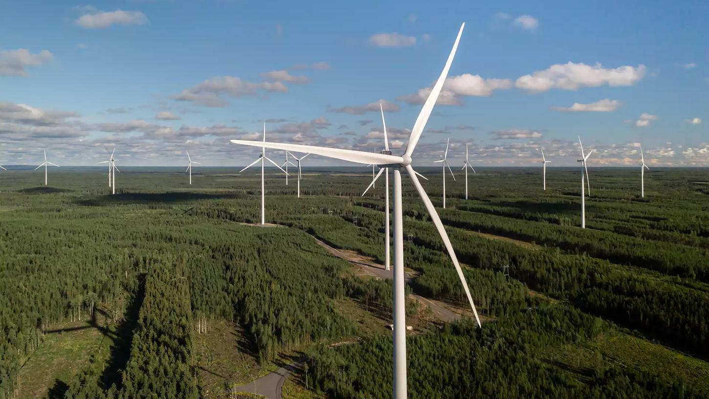 Dieser Wald-Windpark steht in Finnland. Doch auch in Bayern könnte es einigen Jahren deutlich mehr Windkraftanlagen im Forst geben. Derzeit sind im Staatswald fast 150 zusätzliche Anlagen geplant.