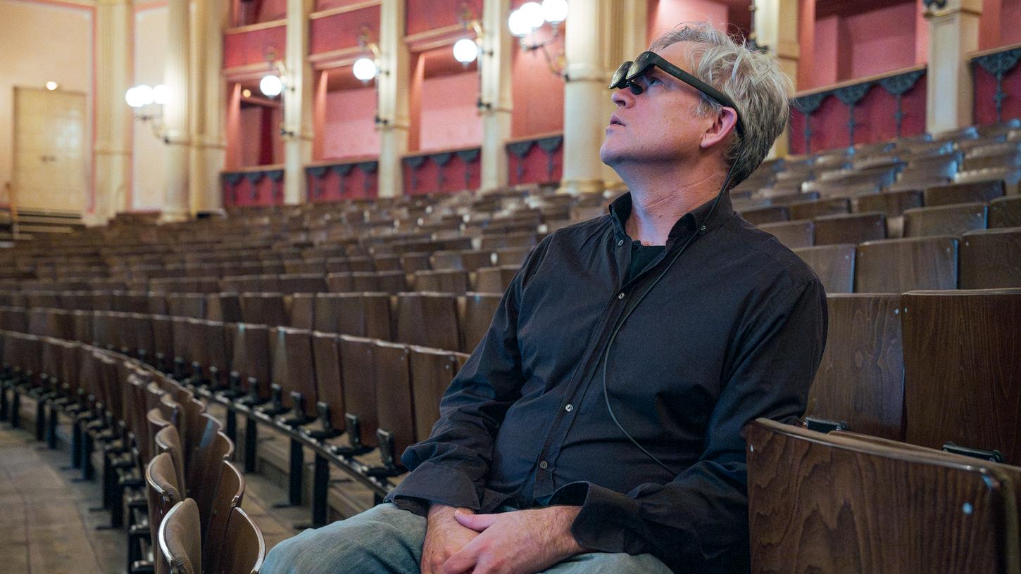 Nein, dieser Mann ist nicht so cool, dass er auch im Bayreuther Festspielhaus Sonnenbrille trägt. Es ist Jay Scheib, der Regisseur des neuen "Parsifal" - und er demonstriert eine der 330 Augmented-Reality-Brillen, durch die ein Teil des Publikums virtuelle Inszenierungselemente sehen können wird. Nein, dieser Mann ist nicht so cool, dass er auch im Bayreuther Festspielhaus Sonnenbrille trägt. Es ist Jay Scheib, der Regisseur des neuen "Parsifal" - und er demonstriert eine der 330 Augmented-Reality-Brillen, durch die ein Teil des Publikums virtuelle Inszenierungselemente sehen können wird.