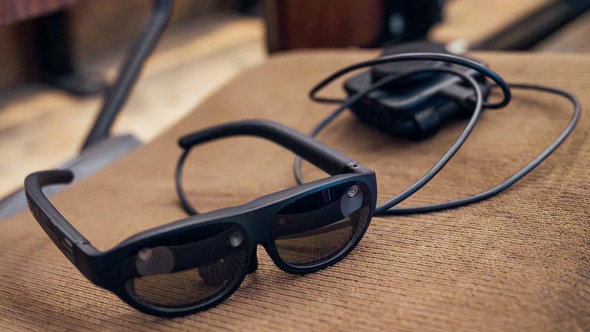 143 Gramm schwer und laut Festspiele so intuitiv wie eine Sonnenbrille zu handhaben: Die AR-Brille, die beim "Parsifal" zum Einsatz kommt. Die Technik dahinter ist hochkomplex. Für jeden Sichtwinkel auf jeden der 330 mit Brillen ausgestatteten Sitzplätze, müssen die virtuellen Elemente individuell berechnet werden. Und der Akku der Brille muss auch rund fünf Stunden durchhalten. Denn Wagner-Opern sind lang. 143 Gramm schwer und laut Festspiele so intuitiv wie eine Sonnenbrille zu handhaben: Die AR-Brille, die beim "Parsifal" zum Einsatz kommt. Die Technik dahinter ist hochkomplex. Für jeden Sichtwinkel auf jeden der 330 mit Brillen ausgestatteten Sitzplätze, müssen die virtuellen Elemente individuell berechnet werden. Und der Akku der Brille muss auch rund fünf Stunden durchhalten. Denn Wagner-Opern sind lang.