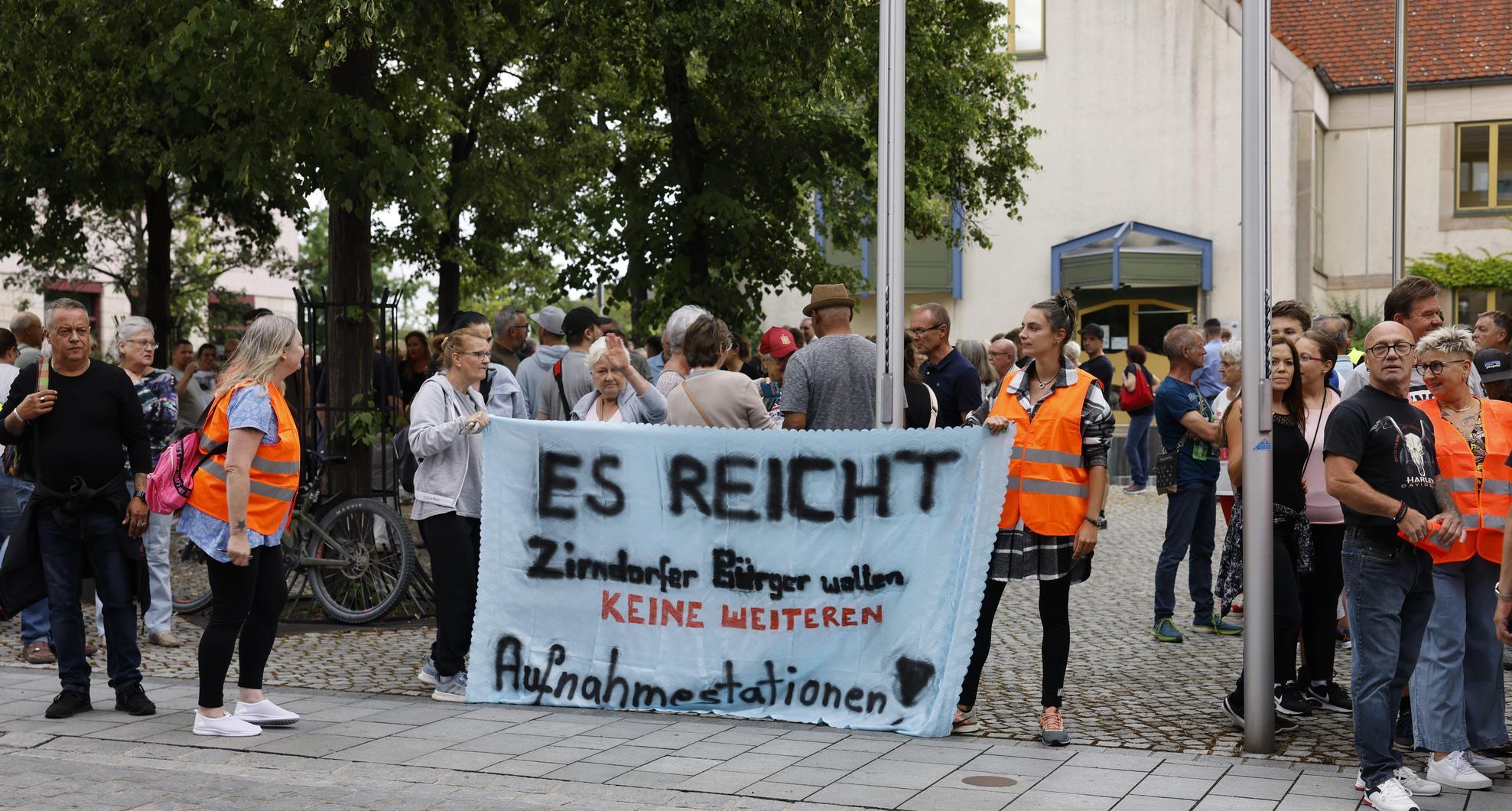 &bdquo;Es reicht&ldquo;: Demonstranten machten am Montagabend deutlich, dass sie &bdquo;keine weiteren Aufnahmestationen&ldquo; in Zirndorf wollen.