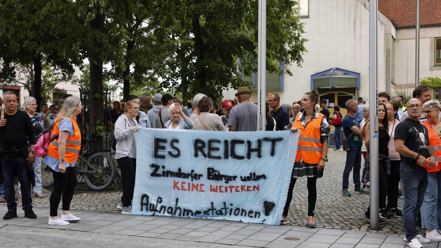 „Es reicht“: Demonstranten machten am Montagabend deutlich, dass sie „keine weiteren Aufnahmestationen“ in Zirndorf wollen.