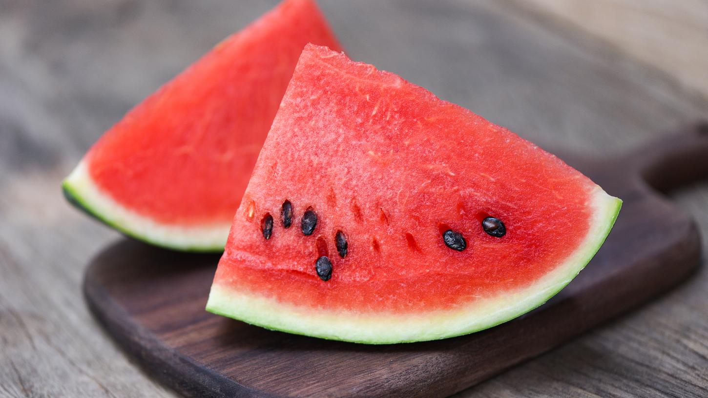 Eine frisch geschnittene Wassermelone, bereit zum Verzehr - Entdecken Sie die besten Techniken, um dieses sommerliche Obst zu schneiden.