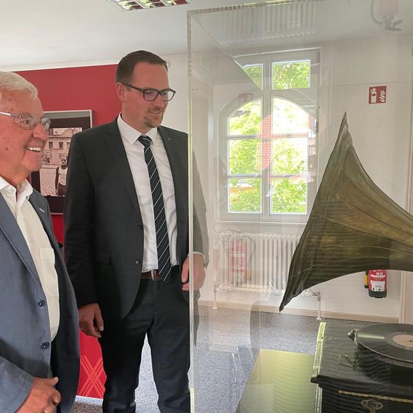 v.l. Richard Schwager und OB Reiß waren sich bei der Ausstellung einig, ob der Leistung von Tuchmann und seinem schreckl. Schicksal ob der _IMG_1959.jpg