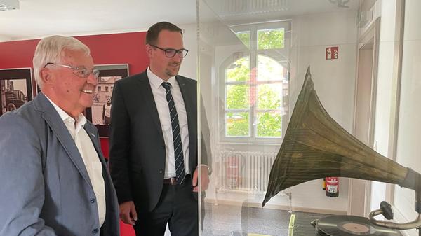 v.l. Richard Schwager und OB Reiß waren sich bei der Ausstellung einig, ob der Leistung von Tuchmann und seinem schreckl. Schicksal ob der _IMG_1959.jpg