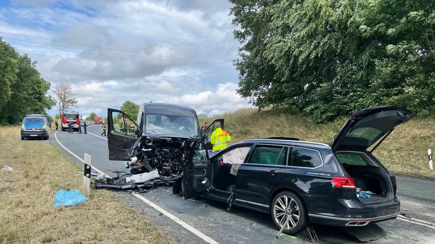 Ein 56 Jahre alter VW-Fahrer war auf der Bundesstraße in Richtung Nürnberg unterwegs, als er plötzlich mit seinem Wagen auf die Gegenfahrbahn geriet.
