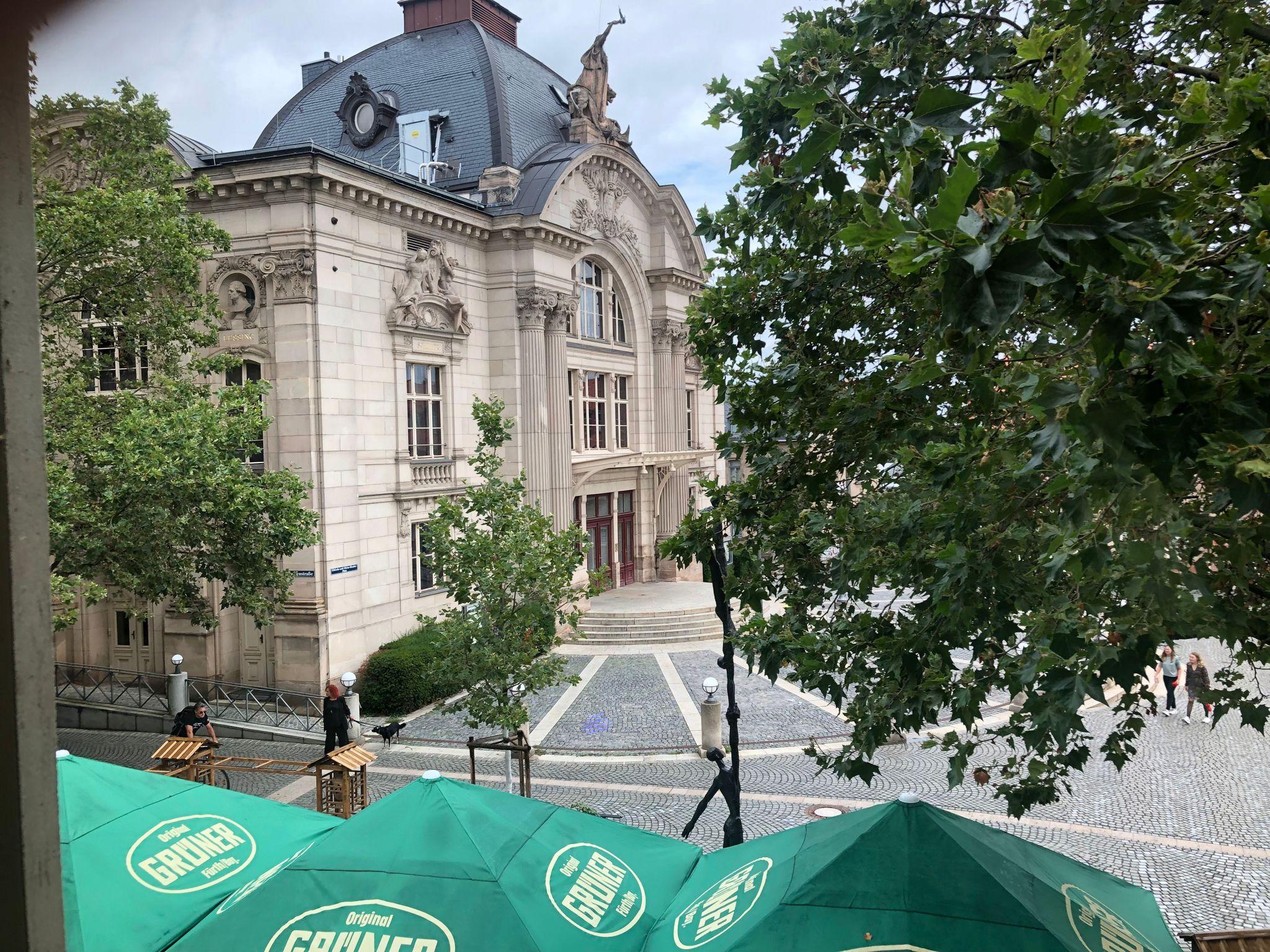 Von hier aus blickt man direkt auf das Fürther Stadttheater...