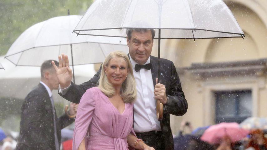 Ein starkes Gewitter hat indes den Auftritt des bayerischen Ministerpräsidenten Markus Söder auf dem roten Teppich der Bayreuther Festspiele verzögert. Er und seine Frau Karin mussten minutenlang im Auto warten, bis der heftige Regen etwas nachließ. 