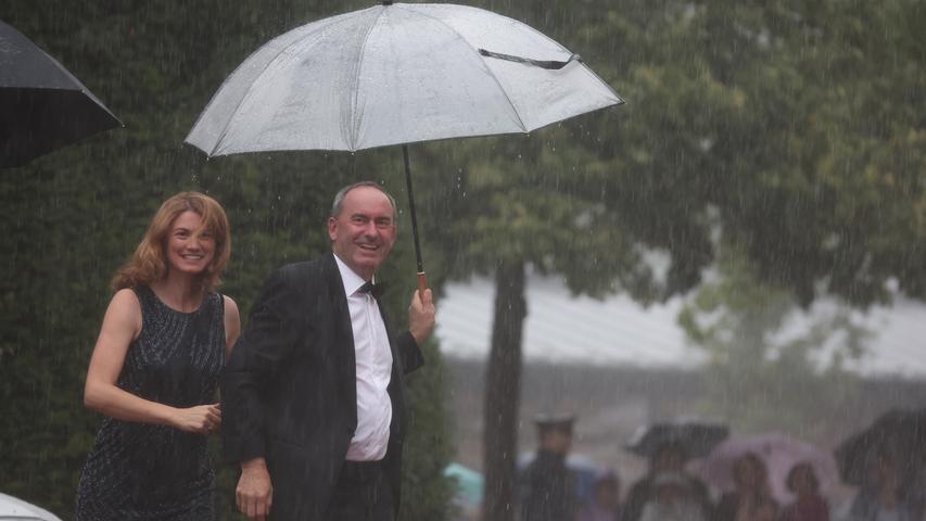 Auch Hubert Aiwanger (Freie Wähler), Wirtschaftsminister von Bayern, hat der Regen voll erwischt.