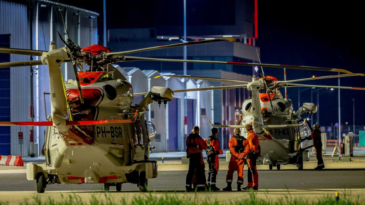 Zwei Hubschrauber der Küstenwache, die an der Rettungsaktion auf dem Schiff "Fremantle Highway" beteiligt sind, am Flughafen Den Haag.
