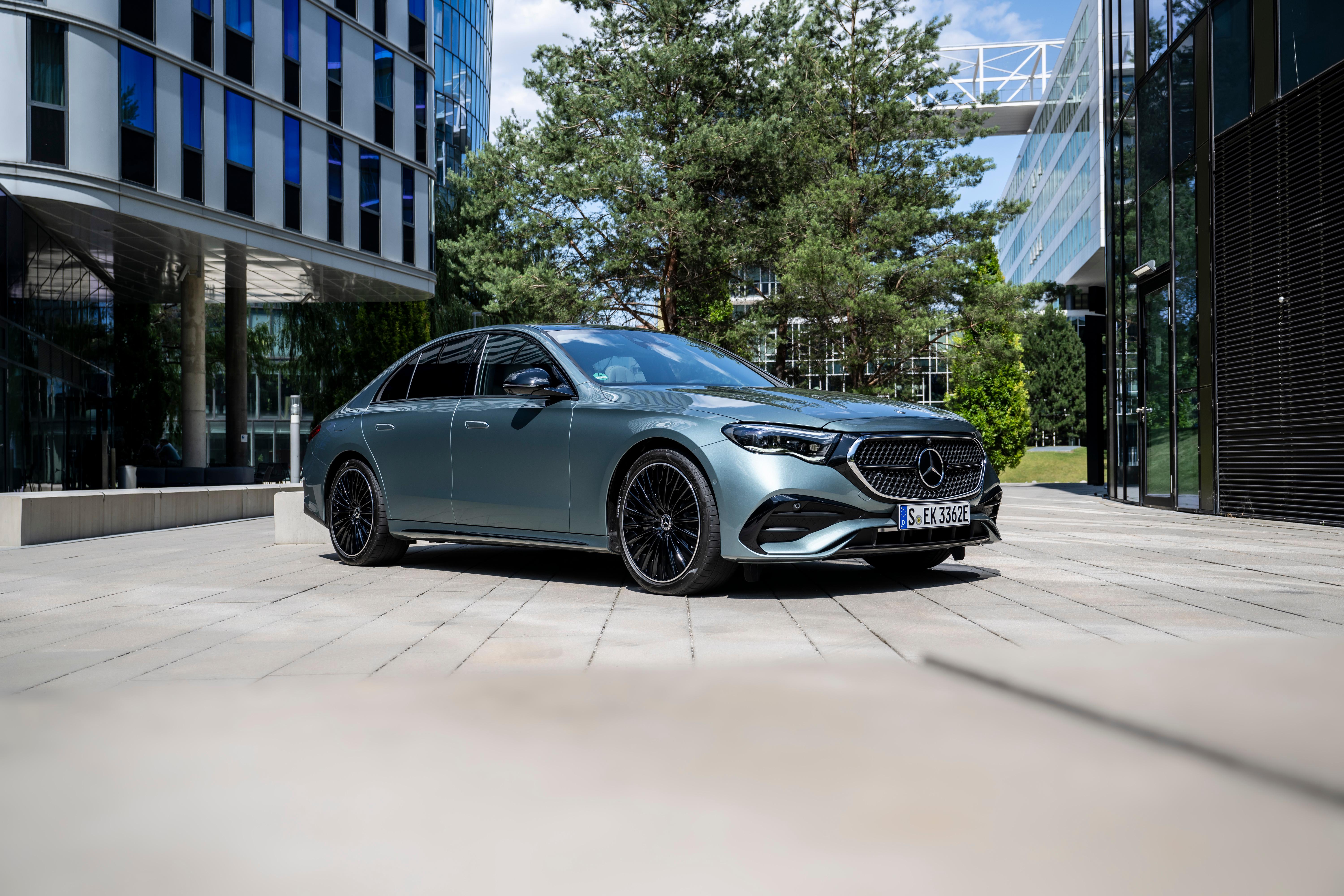 Die Limousine bleibt beim klassisch-eleganten "Drei-Box-Design", das kurze vordere Überhänge mit einer langen Motorhaube und einer verhältnismäßig weit zurückgesetzten Passagierkabine kombiniert.