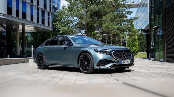 Die Limousine bleibt beim klassisch-eleganten "Drei-Box-Design", das kurze vordere Überhänge mit einer langen Motorhaube und einer verhältnismäßig weit zurückgesetzten Passagierkabine kombiniert.