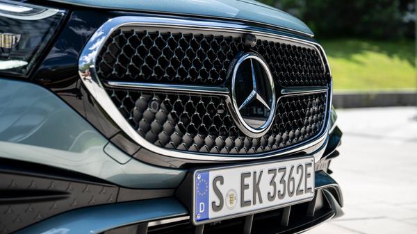 Der Mercedes-Stern sitzt ausstattungsabhängig auf der Motorhaube oder, wie hier, im Kühlergrill, wo er von weiteren Mini-Sternchen umgeben wird.