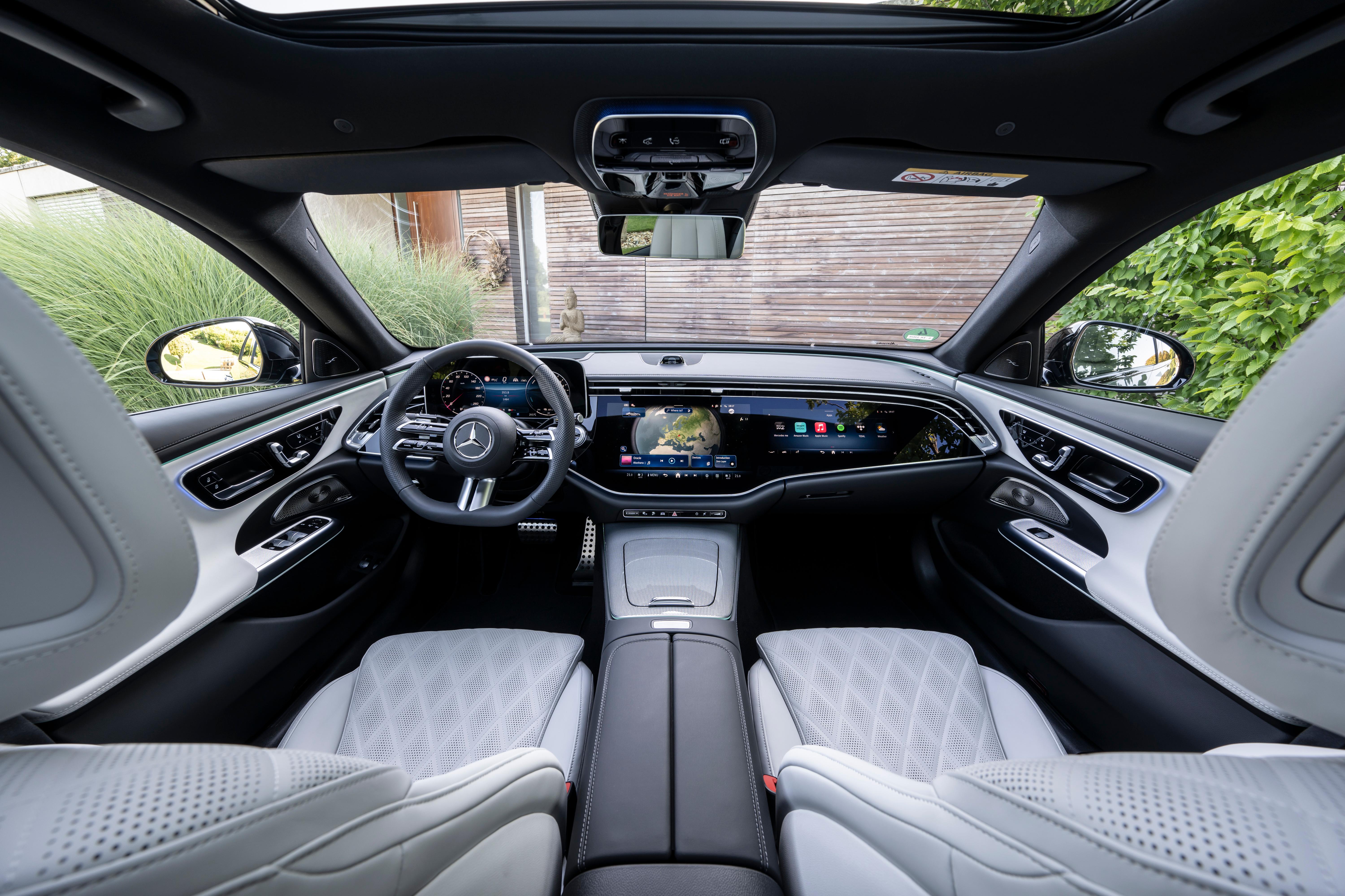 Blickfang ist der sogenannte Superscreen, dessen Glasfläche sich von der Beifahrerseite bis zum Zentraldisplay hinterm Lenkrad erstreckt.