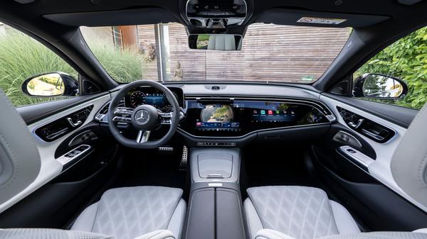 Blickfang ist der sogenannte Superscreen, dessen Glasfläche sich von der Beifahrerseite bis zum Zentraldisplay hinterm Lenkrad erstreckt.