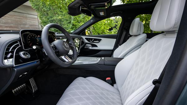 Der Innenraum ist von Luxus geprägt.