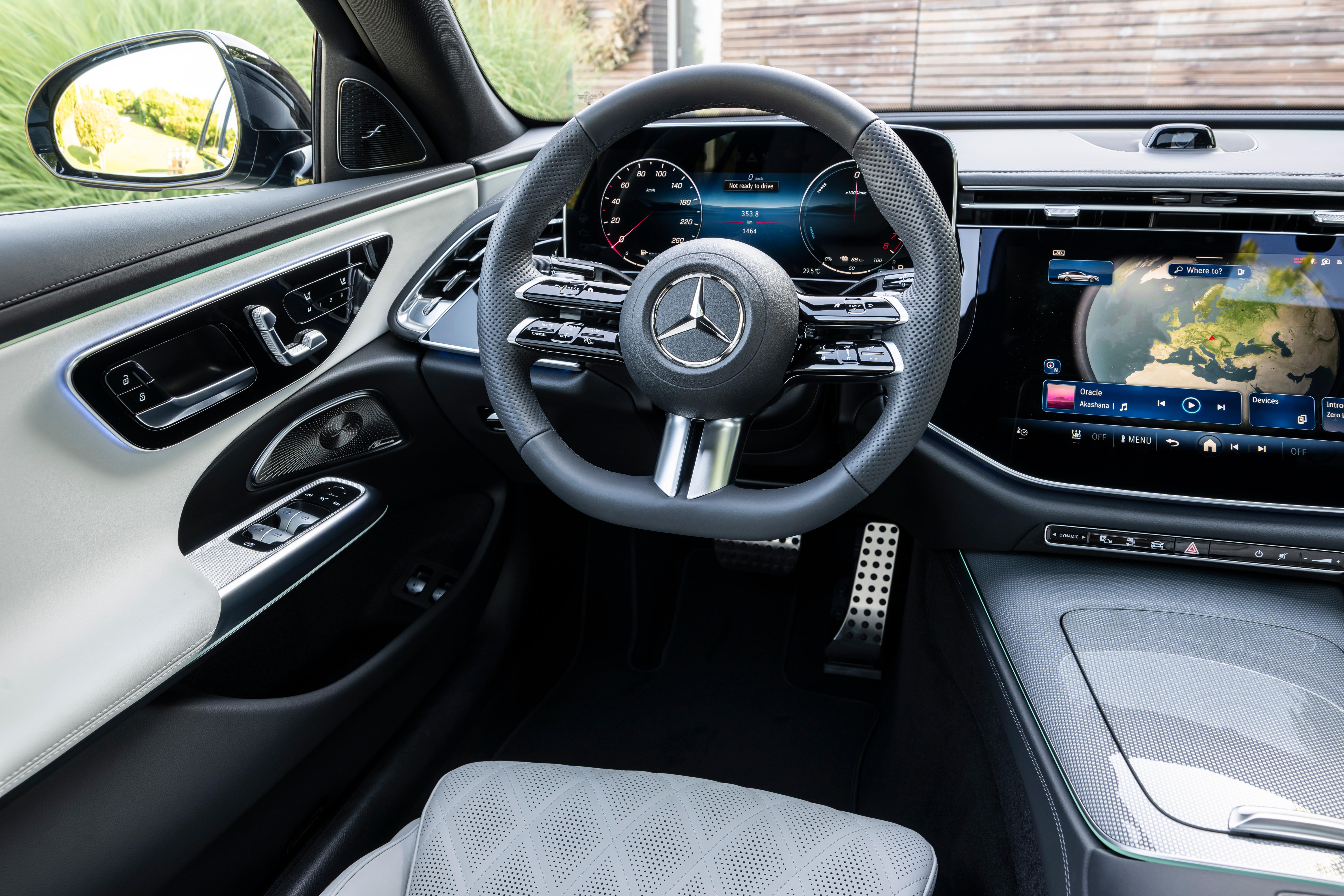 Die Selfie-Kamera ist als kleine Erhebung mittig auf dem Armaturenträger zu erkennen.