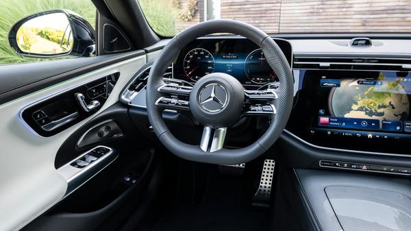 Die Selfie-Kamera ist als kleine Erhebung mittig auf dem Armaturenträger zu erkennen.