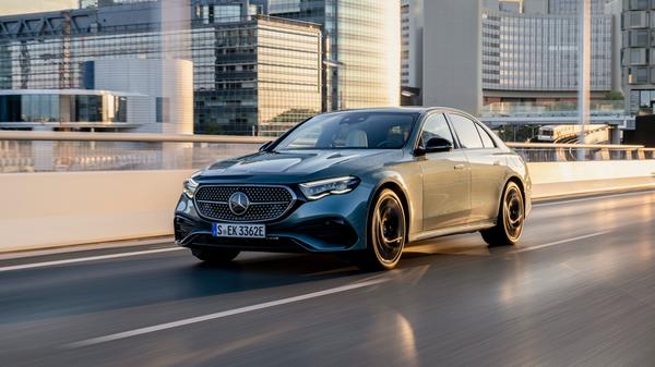 Zum Marktstart gibt es zunächst zwei Mildhybride - den E 200 mit 150 kW/204 PS und den Diesel E 220 d mit 145 kW/197 PS. In beiden Fällen handelt es sich um elektrisch unterstützte Zweiliter-Vierzylinder.