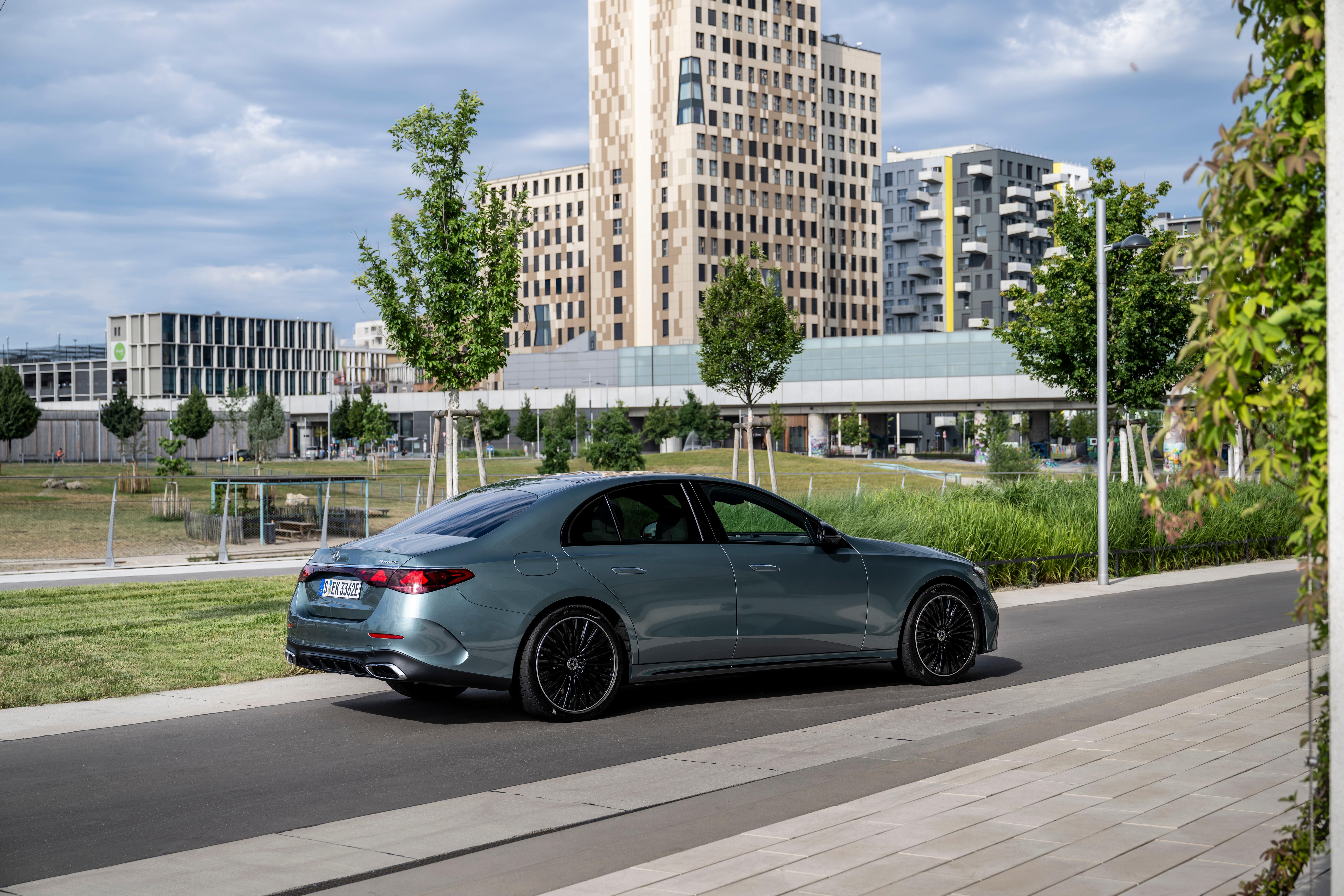 Außerdem werden zwei Plug-in-Hybride angeboten - der E 300 e (230 kW/313 PS) sowie der E 400 e 4Matic (280 kW/381 PS).