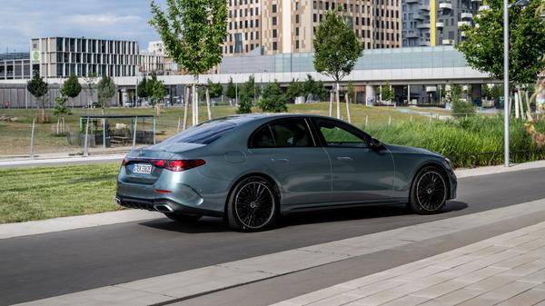 Außerdem werden zwei Plug-in-Hybride angeboten - der E 300 e (230 kW/313 PS) sowie der E 400 e 4Matic (280 kW/381 PS).