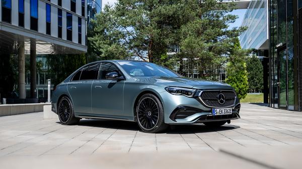 Anfang 2024 folgt der Diesel-Plug-in-Hybrid E 300 de mit 230 kW/313 PS Systemleistung.
