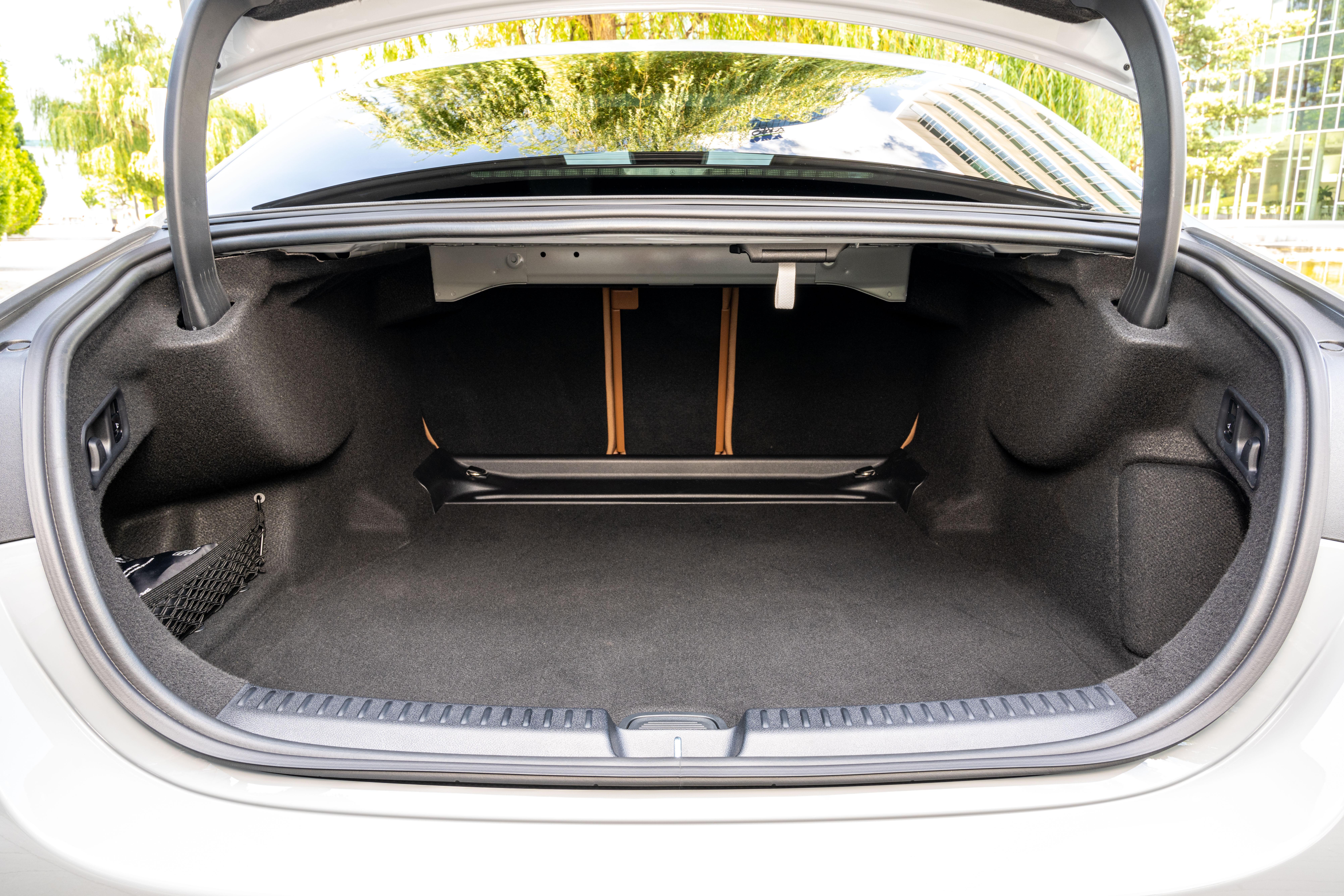 Allerdings verringert sich der Kofferraum durch den Platzbedarf der Batterie von 540 auf 370 Liter.