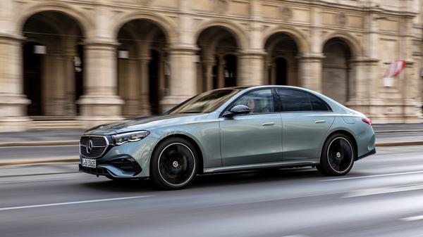 Zum optionalen Technik-Paket gehören Luftfederfahrwerk und Hinterachslenkung.