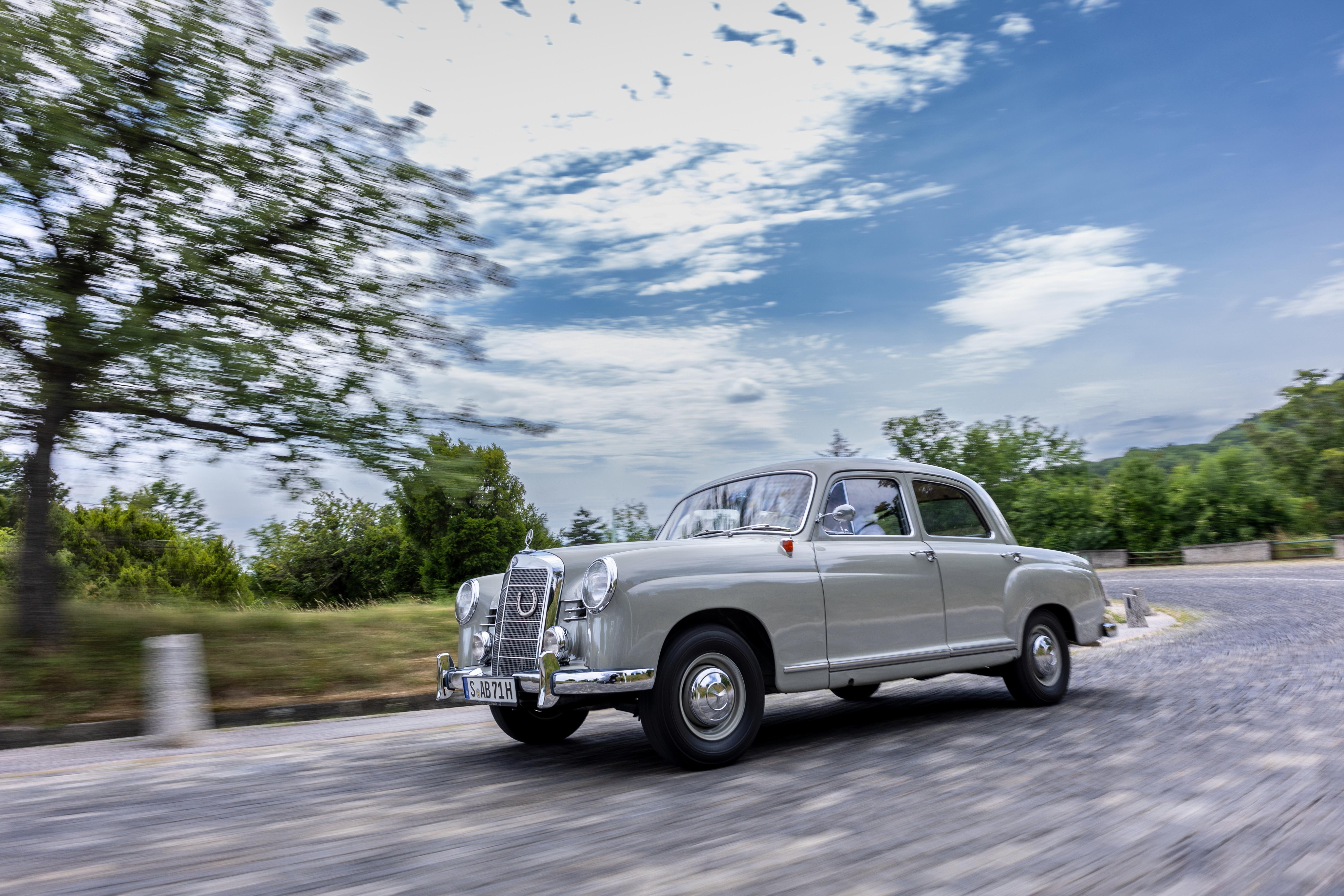 Ein Vorläufer der E-Klasse war der Typ 180 (W 120) mit charakteristischer Pontonform. Er debütierte im Jahr 1953.