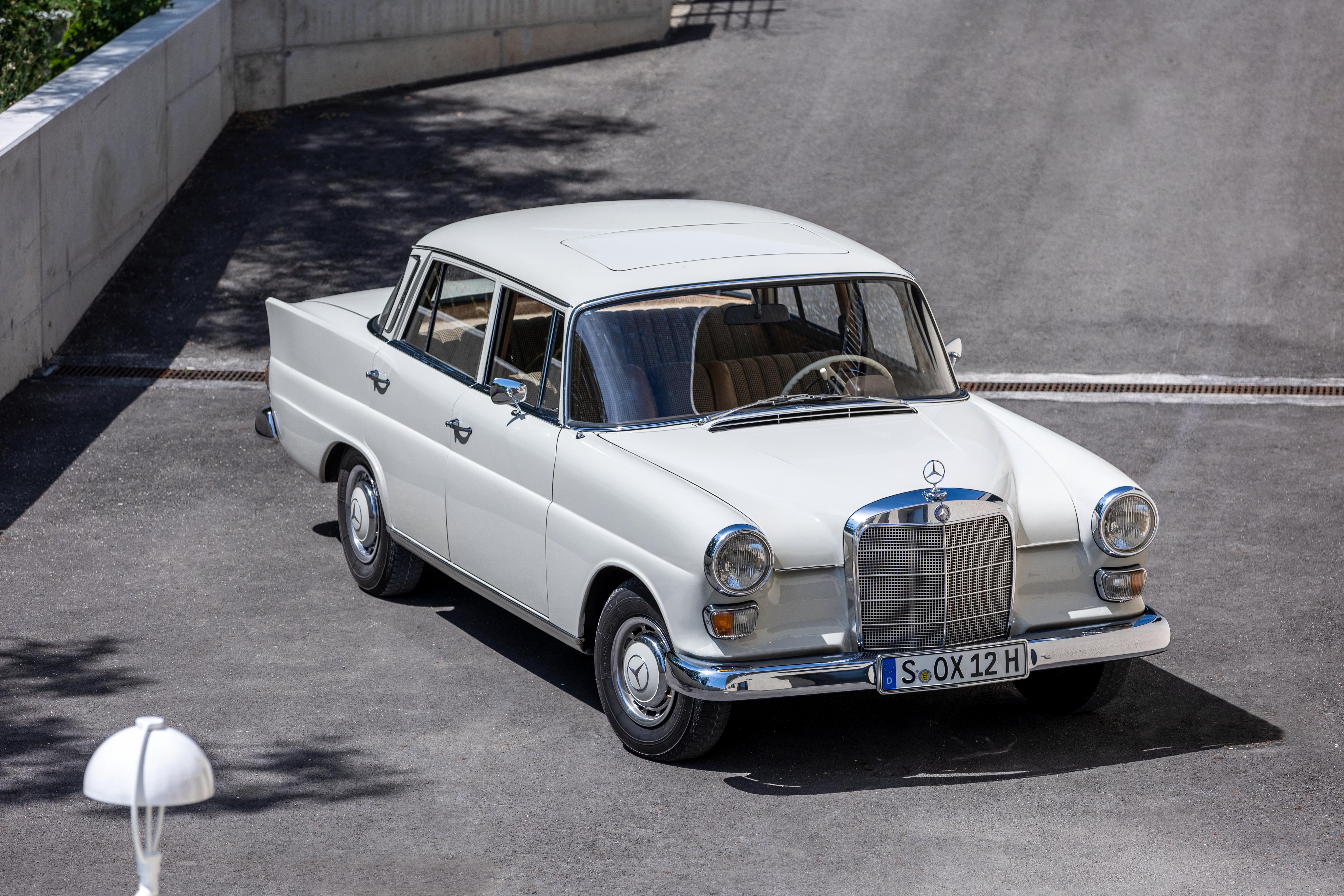 Ebenfalls ein Klassiker ist die "Heckflosse"-Baureihe (W 110), sie fuhr 1961 vor.