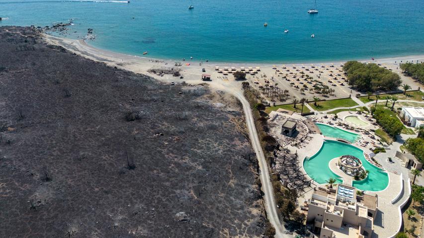 Im Ort Kiotari ist das Feuer in den vergangenen Tagen bis an die Hotels am Strand vorgedrungen. Im Südosten der Ferieninsel Rhodos kämpfen die Menschen weiter gegen die Flammen.