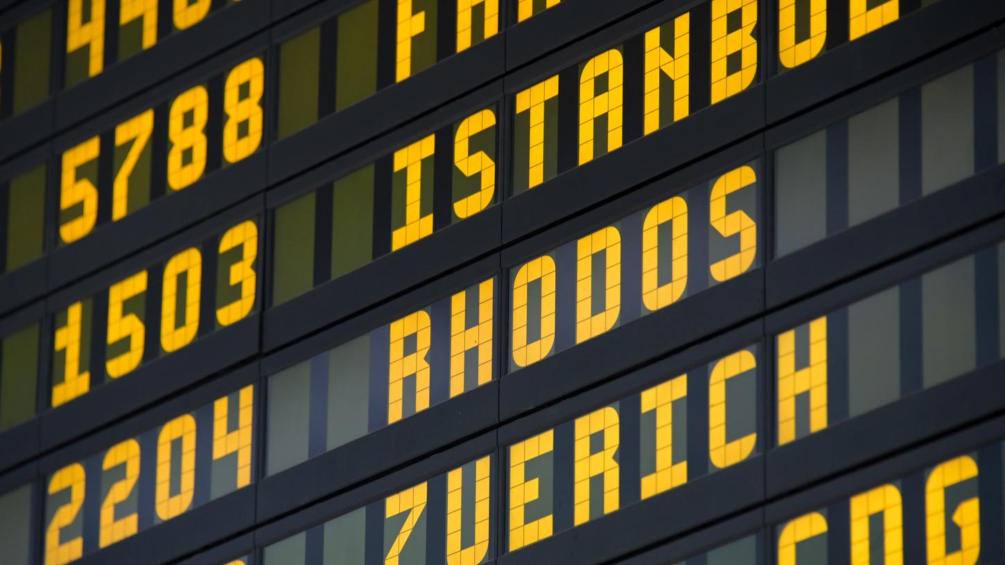 Am Flughafen Nürnberg zeigt die Tafel die Ankunft eines Rückflugs aus Rhodos an - viele Fluggesellschaften fliegen jedoch nicht mehr hin.