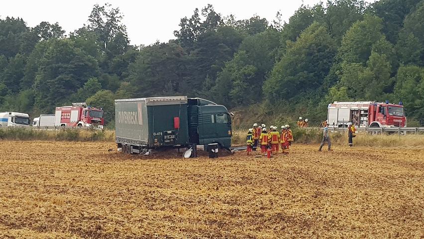 Nach einigen Meter knickte das Führerhaus nach links und brachte den Lkw somit endgültig zum Stehen. Nach einigen Meter knickte das Führerhaus nach links und brachte den Lkw somit endgültig zum Stehen.
