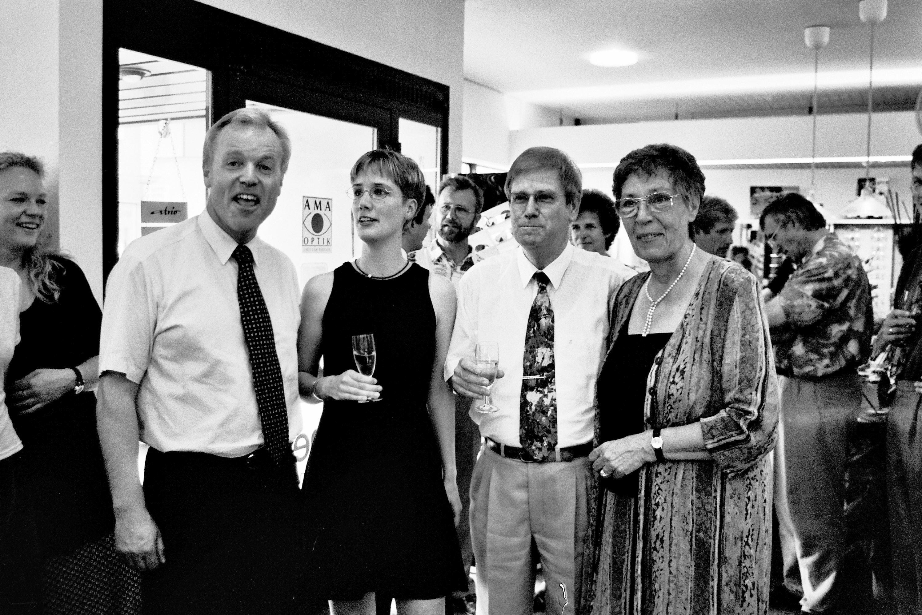 In Gunzenhausen übergeben die beiden Augenoptikermeister Christian und Marianne Dernerth (die beiden rechts) ihr Fachgeschäft für Brillen und Kontaktlinsen in der Bahnhofstraße in die Hände von Tochter Karin (Zweite von rechts). Bürgermeister Gerhard Trautner (links) übermittelt die besten Glückwünsche. Der Jungunternehmerin wünscht er den Erfolg, den die Eltern durch den persönlichen Service und Kompetenz in über 26 Jahren erreicht haben.