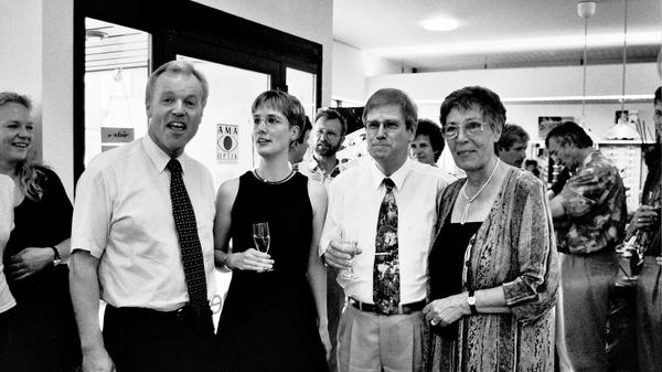 In Gunzenhausen übergeben die beiden Augenoptikermeister Christian und Marianne Dernerth (die beiden rechts) ihr Fachgeschäft für Brillen und Kontaktlinsen in der Bahnhofstraße in die Hände von Tochter Karin (Zweite von rechts). Bürgermeister Gerhard Trautner (links) übermittelt die besten Glückwünsche. Der Jungunternehmerin wünscht er den Erfolg, den die Eltern durch den persönlichen Service und Kompetenz in über 26 Jahren erreicht haben.