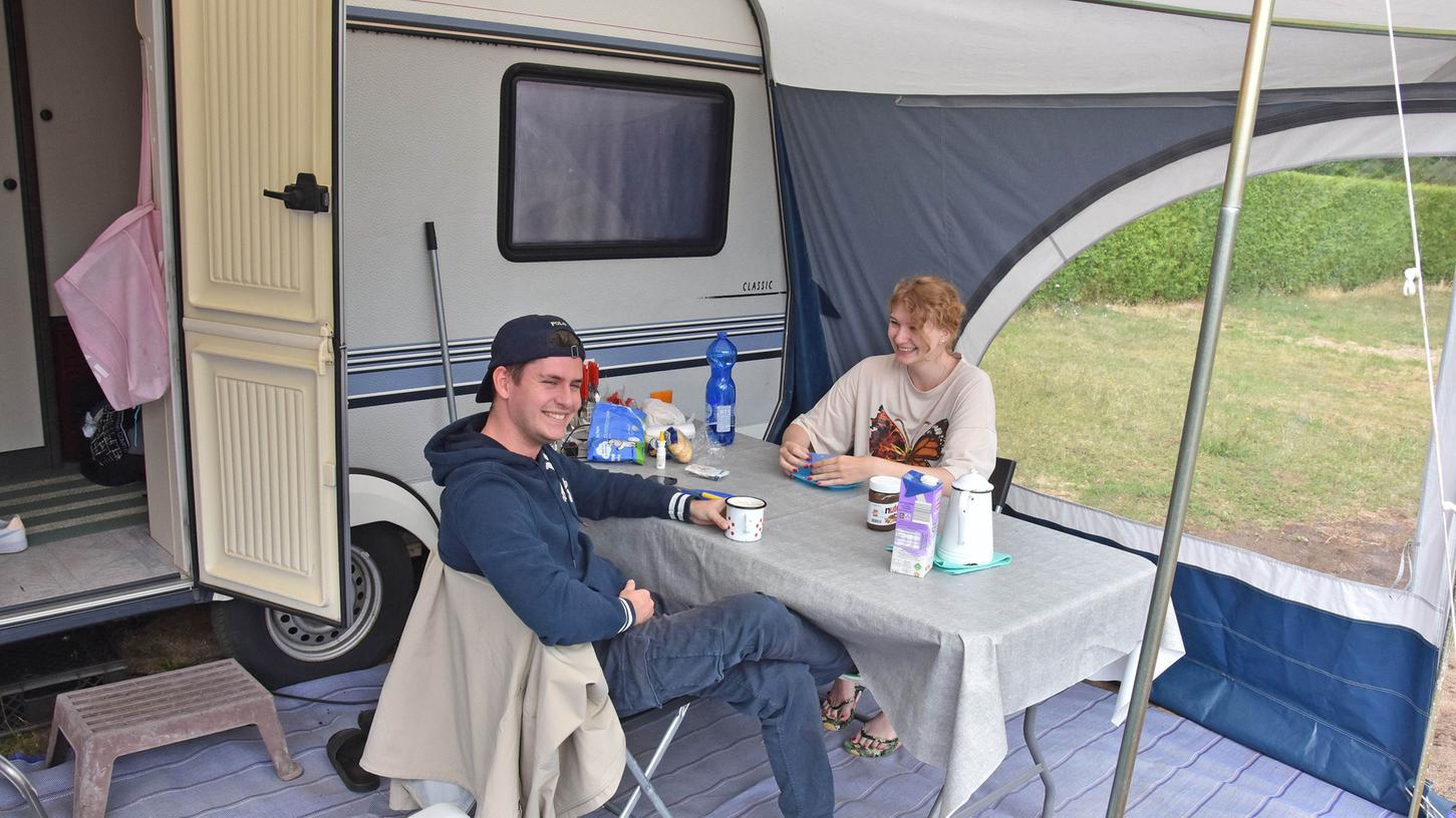 Daniel Scheucher und Kiara Neureiter genießen die Ruhe auf dem Zirndorfer Campingplatz. Gemeinsam erkunden die beiden die Region. Daniel Scheucher und Kiara Neureiter genießen die Ruhe auf dem Zirndorfer Campingplatz. Gemeinsam erkunden die beiden die Region.