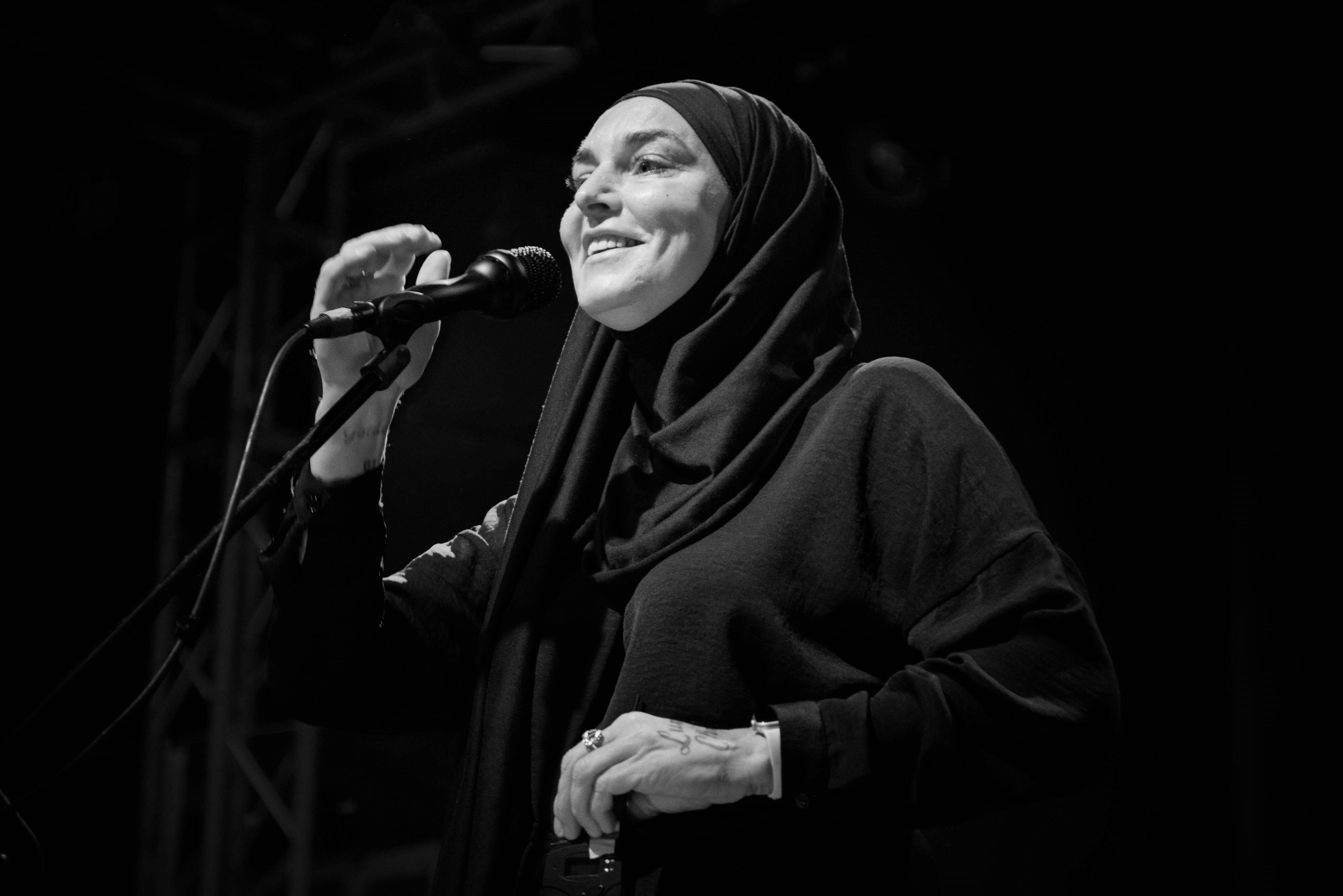 Die Sängerin und Songwriterin Sinéad O'Connor aus Dublin (Irland) ist im Alter von 56 Jahren gestorben. 10 Studioalben veröffentlichte die Irin. Ihr Durchbruch gelang aber mit dem Lied "Nothing Compares 2 U", das weltweit die Spitze der Charts erreichte. Die Sängerin und Songwriterin Sinéad O'Connor aus Dublin (Irland) ist im Alter von 56 Jahren gestorben. 10 Studioalben veröffentlichte die Irin. Ihr Durchbruch gelang aber mit dem Lied "Nothing Compares 2 U", das weltweit die Spitze der Charts erreichte.