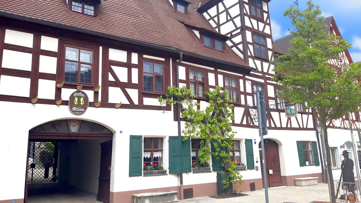 Das Hersbrucker Hirtenmuseum befindet sich in einem denkmalgeschützten Ensemble, bestehend aus einem Ackerbürgerhaus des 16. Jahrhunderts, einer Scheune und einem weiteren Gebäude mit großem Innenhof und Garten. Das Hersbrucker Hirtenmuseum befindet sich in einem denkmalgeschützten Ensemble, bestehend aus einem Ackerbürgerhaus des 16. Jahrhunderts, einer Scheune und einem weiteren Gebäude mit großem Innenhof und Garten.