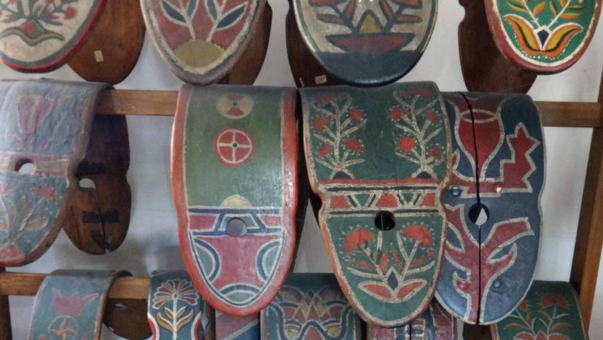 Zur Sammlung des Deutschen Hirtenmuseums gehören rund 400 bunt bemalte hölzerne Schellenbögen, die die fränkischen Rinder auf der Weide um den Hals trugen und von den Hirten selbst gefertigt wurden. Zur Sammlung des Deutschen Hirtenmuseums gehören rund 400 bunt bemalte hölzerne Schellenbögen, die die fränkischen Rinder auf der Weide um den Hals trugen und von den Hirten selbst gefertigt wurden.