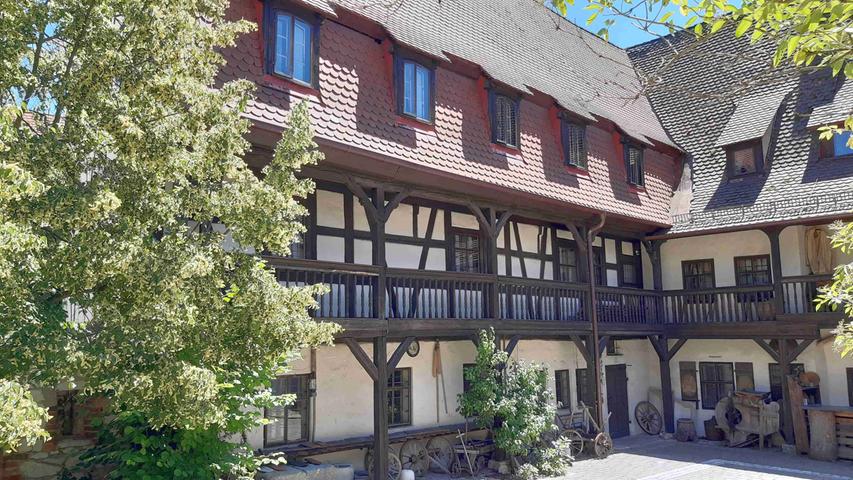 Der idyllische Innenhof des Hirtenmuseums beeindruckt mit einer historischen Dockengalerie am Haupthaus. Der idyllische Innenhof des Hirtenmuseums beeindruckt mit einer historischen Dockengalerie am Haupthaus.