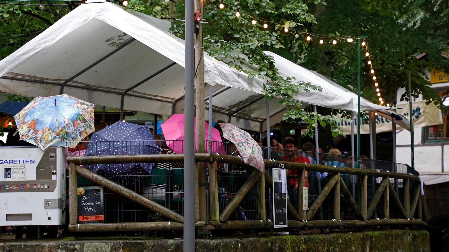 Mit Regenschirmen auf dem Annafest: In diesem Jahr kein ungewöhnlicher Anblick. 