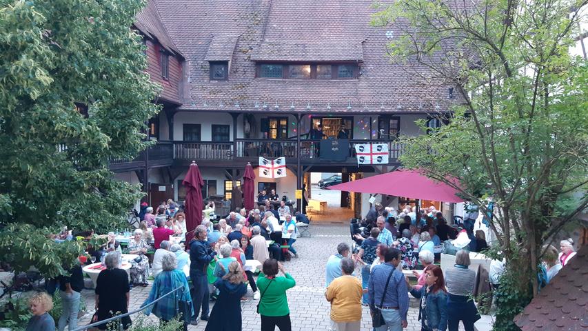 Im südländisch anmutenden Innenhof und Garten des Hirtenmuseums ist der sardische Abend ein Publikumsmagnet - mit mediterranen Köstlichkeiten und Livemusik aus Sardinien. Im südländisch anmutenden Innenhof und Garten des Hirtenmuseums ist der sardische Abend ein Publikumsmagnet - mit mediterranen Köstlichkeiten und Livemusik aus Sardinien.