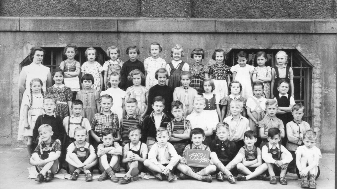 So sieht das Klassenfoto der 1.evangelischen Klasse für Knaben und Mädchen am Lutherschulhaus in Nürnberg aus. Die Einschulung fand am 3. September 1953 statt. Gerhard Flechtner, der das erste Klassentreffen nach 70 Jahren organisiert, ist der Junge ganz rechts in der zweiten Reihe von vorn. So sieht das Klassenfoto der 1.evangelischen Klasse für Knaben und Mädchen am Lutherschulhaus in Nürnberg aus. Die Einschulung fand am 3. September 1953 statt. Gerhard Flechtner, der das erste Klassentreffen nach 70 Jahren organisiert, ist der Junge ganz rechts in der zweiten Reihe von vorn.