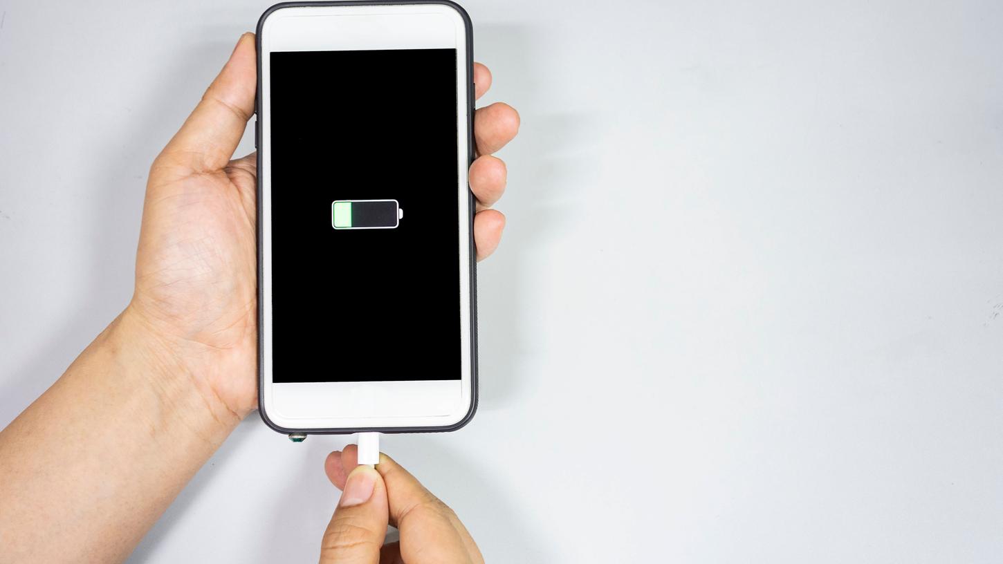Damit der Akku Ihres Smartphones länger hält, stellen Sie die Bildschirmabschaltung auf 30 Sekunden.