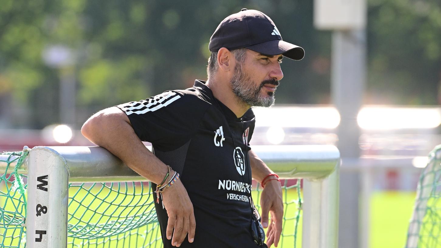 FCN-Trainer Cristian Fiél beobachtet seine Spieler bei einer Einheit am Valznerweiher ganz genau. FCN-Trainer Cristian Fiél beobachtet seine Spieler bei einer Einheit am Valznerweiher ganz genau.
